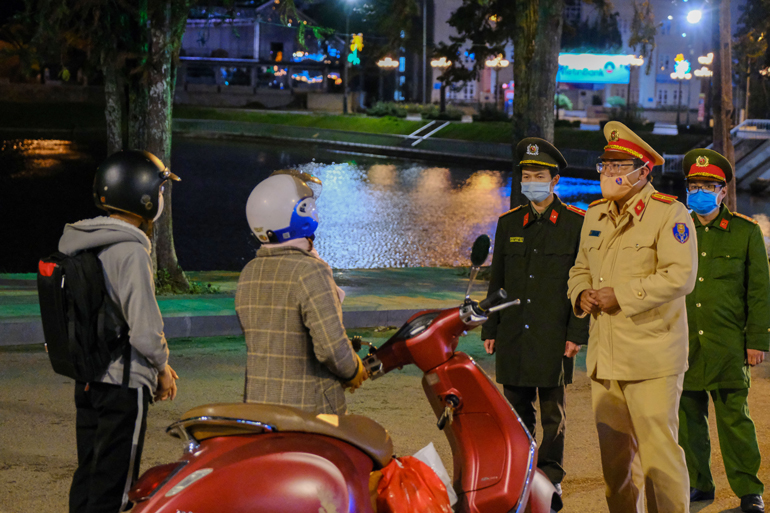 Hầu hết người dân cho biết đều biết việc chính quyền vận động không ra khỏi nhà sau 21 giờ đêm nhưng số ít cho biết có việc gấp như mua đồ ăn, chở người thân đi mua thuốc… nên phải ra đường. Công an TP Đà Lạt nhắc nhở hai mẹ con di chuyển bằng xe máy không nên ra đường nếu không phải việc khẩn cấp, hướng dẫn người dân về nhà không đi lại các nơi khác không cần thiết