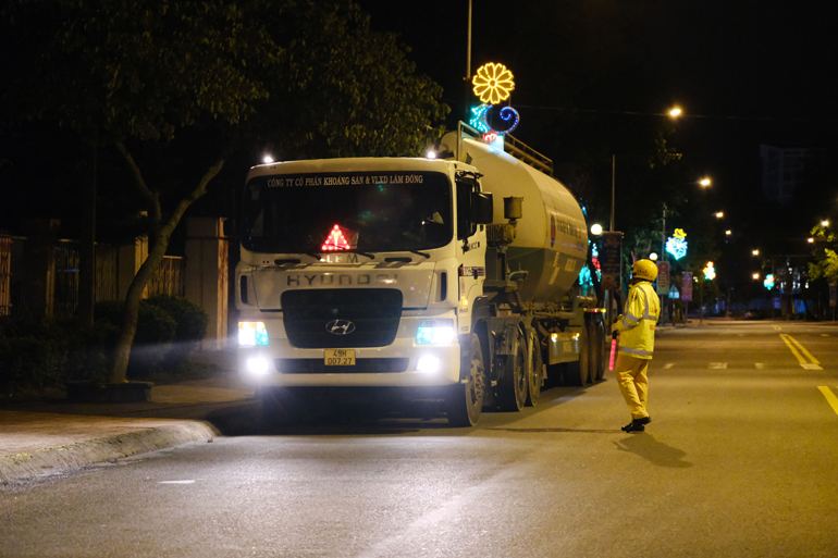 Khoảng 21 giờ 30, trên đường Trần Phú, lực lượng công an kiểm tra một số xe hàng lưu thông. Sau khi xuất trình đầy đủ giấy tờ, đảm bảo quy định, tài xế tiếp tục lên đường