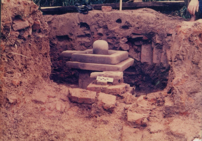 Bộ Linga - yoni phát hiện tại di tích Đức Phổ (thuộc khu di tích Cát Tiên). Ảnh tư liệu Bảo tàng Lâm Đồng