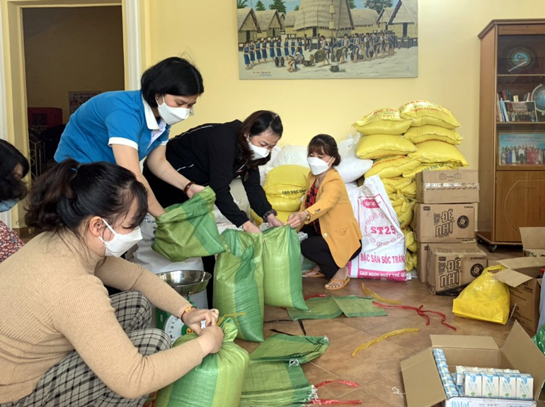 Hội LHPN tỉnh hỗ trợ nông sản cho vùng dịch và trao quà cho hội viên