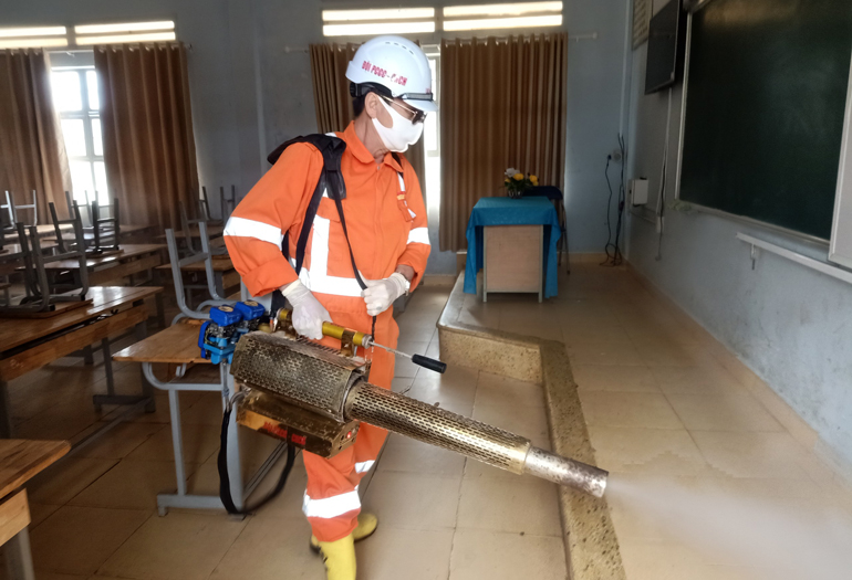 Đội PCCC - CHCN tự quản thị trấn Lạc Dương hỗ trợ phun khử khuẩn chốt kiểm dịch và điểm thi tốt nghiệp THPT (đợt 2)