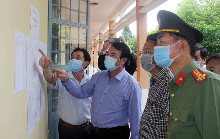 Phó Chủ tịch UBND tỉnh Lâm Đồng Phạm S, Bí thư Huyện ủy Đạ Tẻh Tôn Thiện Đồng và các thành viên lưu ý đến phòng thi “đặc biệt” chỉ một thí sinh