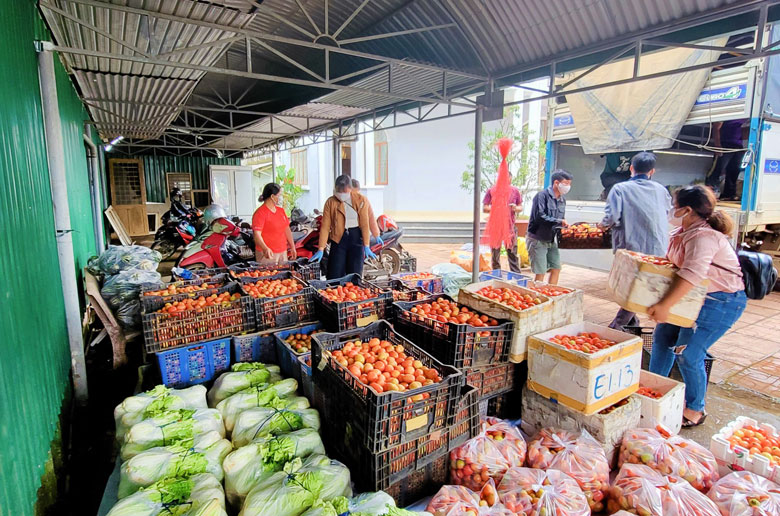 Mỗi người một tay cùng đóng góp kinh phí, hiện vật và công sức để những chuyến xe thiện nguyện liên tục lăn bánh hướng về vùng dịch