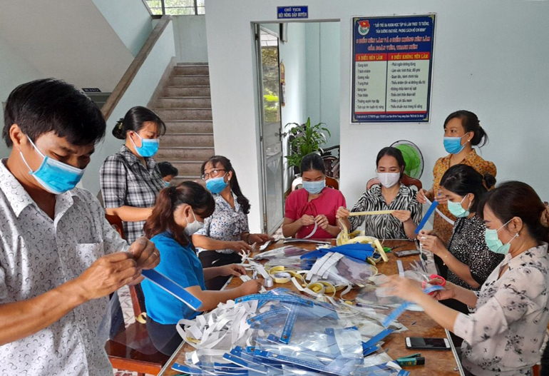 Đạ Huoai: Hơn 300 tấm chắn giọt bắn tặng lực lượng phòng chống dịch bệnh Covid-19