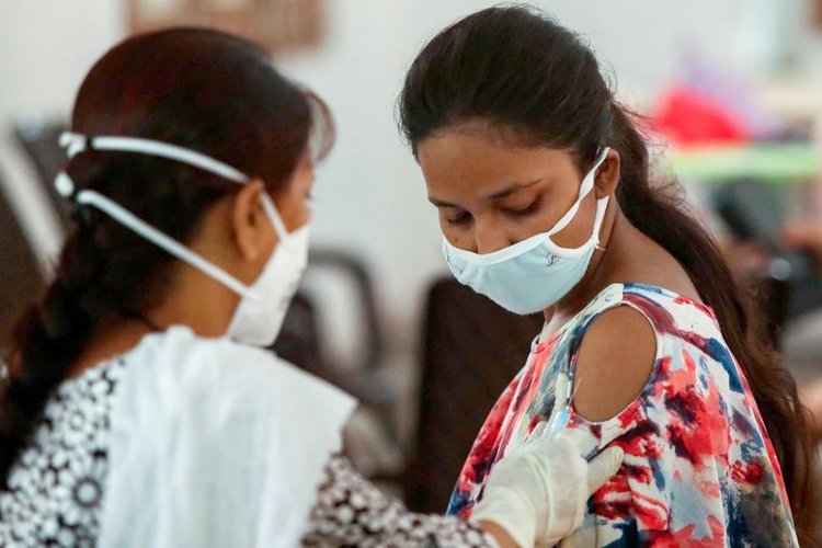 Các nhà khoa học bác bỏ tin đồn vaccine COVID-19 gây vô sinh