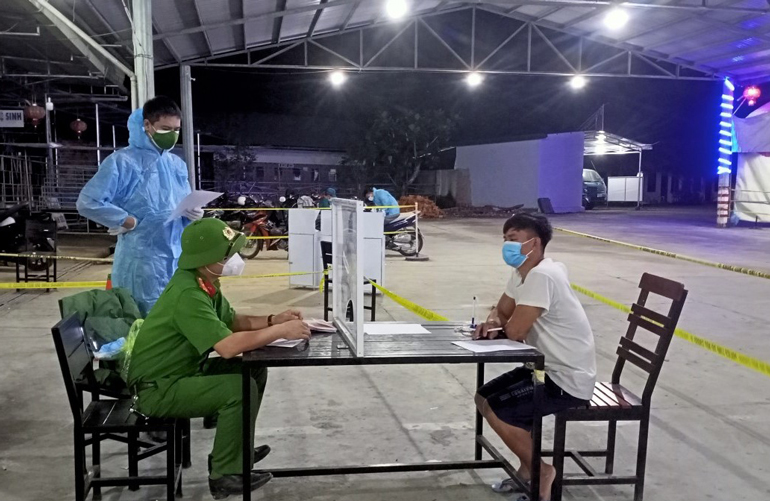 Cố tình cho 3 người trốn trong thùng xe tải để vượt chốt kiểm soát đèo Chuối