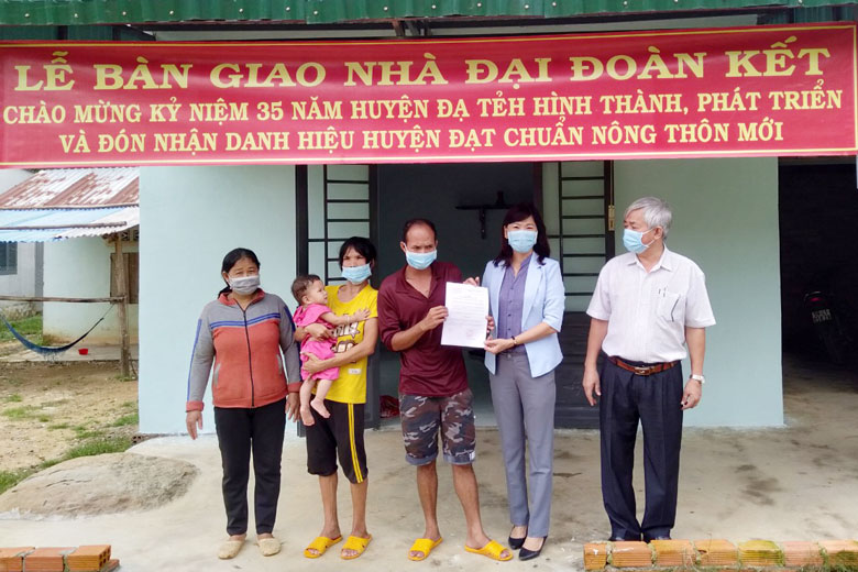 Đạ Tẻh: Bàn giao 3 nhà đại đoàn kết cho các hộ nghèo