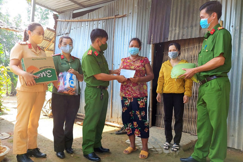 Công an huyện Cát Tiên vận động đóng góp hơn 70 triệu đồng và 1,1 tấn gạo ủng hộ phòng chống dịch Covid-19