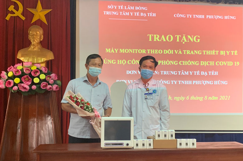 Đạ Tẻh: Trao tặng trang thiết bị y tế phòng chống dịch
