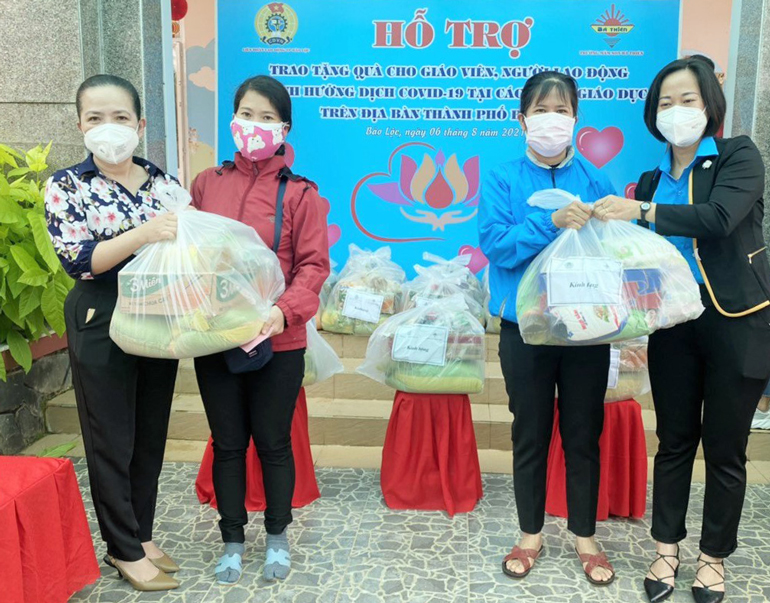 Bảo Lộc: Trao tặng 250 phần quà cho các giáo viên, người lao động bị ảnh hưởng bởi dịch Covid-19