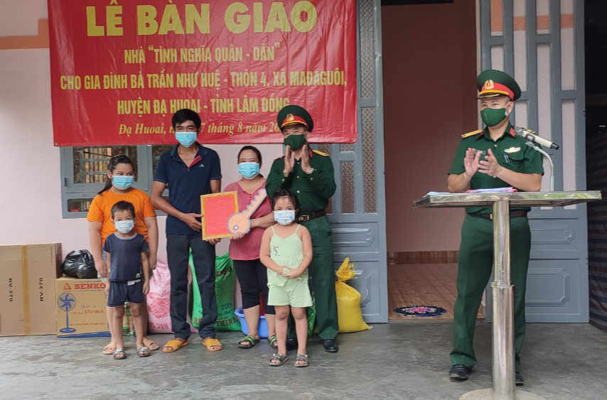 Đạ Huoai: Bàn giao nhà tình nghĩa cho 2 hộ dân khó khăn