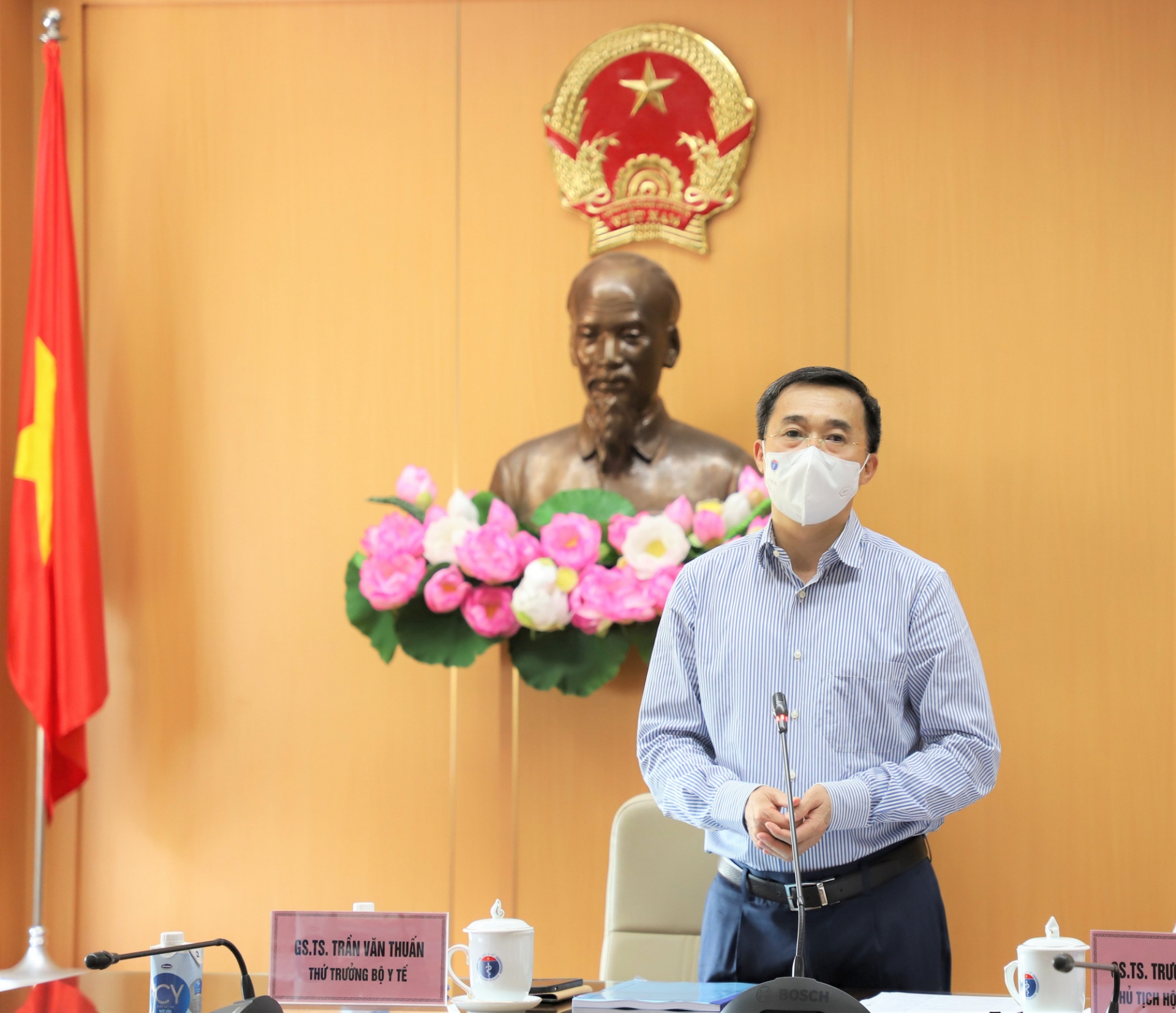 Thứ trưởng Bộ Y tế Trần Văn Thuấn nhấn mạnh: Về chủ trương, Bộ Y tế hết sức ủng hộ và mong muốn có vaccine trong nước càng sớm càng tốt để chúng ta có thể tự chủ về vaccine. Ảnh: Nguyễn Nhiên