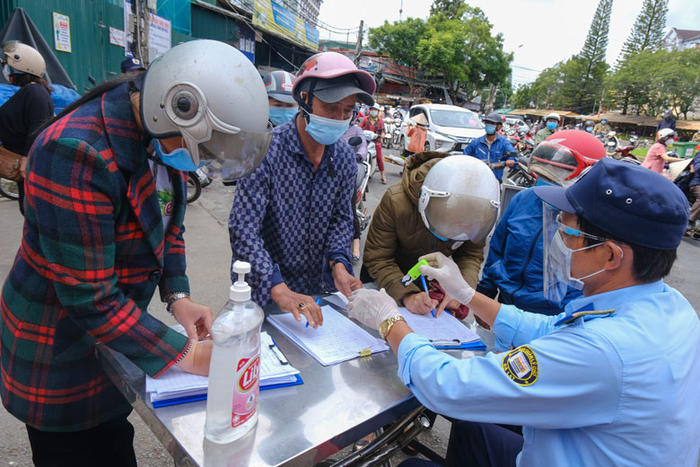 Đà Lạt: Tăng cường các biện pháp phòng chống dịch Covid-19 đối với người dân ra vào chợ