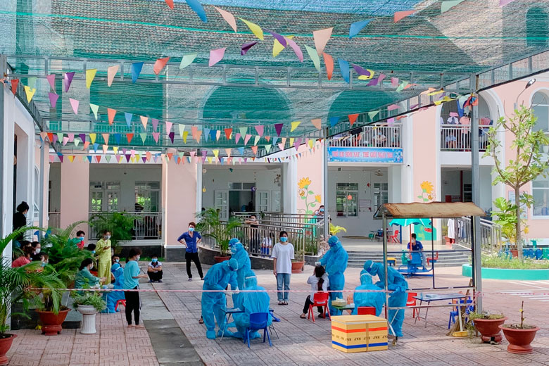 Tình nguyện viên Lâm Đồng hỗ trợ khu cách ly tỉnh Bình Dương lấy mẫu xét nghiệm. Ảnh: Tuấn Anh