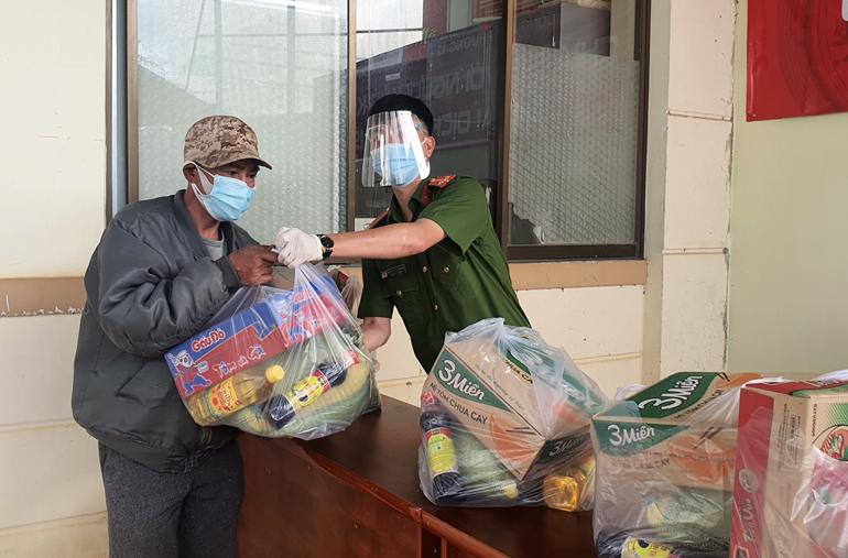 Đà Lạt: Trao trên 170 phần quà cho người khó khăn