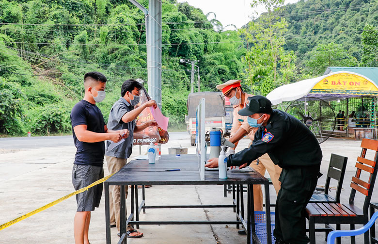 Tài xế xuất trình giấy đi đường tại chốt kiểm dịch