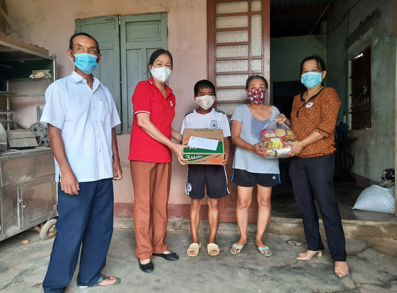 Đạ Tẻh: Trao 40 phần quà cho những gia đình gặp khó khăn