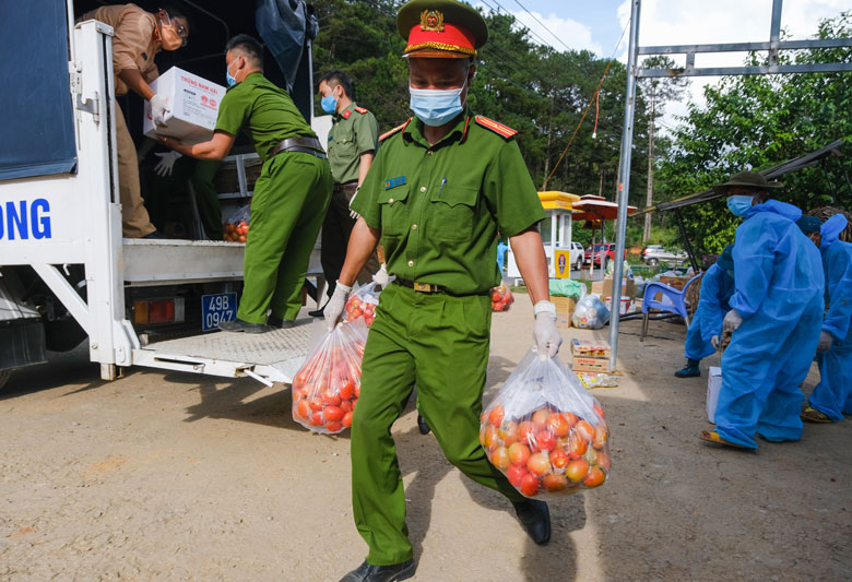 Nhiều đơn vị, tổ chức tặng nhu yếu phẩm cho người dân xã Trạm Hành và Xuân Trường