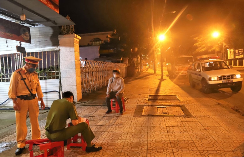 Bảo Lộc: Buộc cách ly tập trung 16 tài xế và phụ xe tải vi phạm quy định phòng chống dịch Covid-19