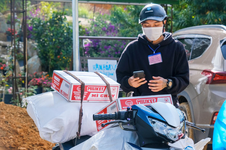 Thanh niên xung kích xã Xuân Trường chở gạo, nhu yếu phẩm từ chốt kiểm soát dịch về giao cho bà con trong xã