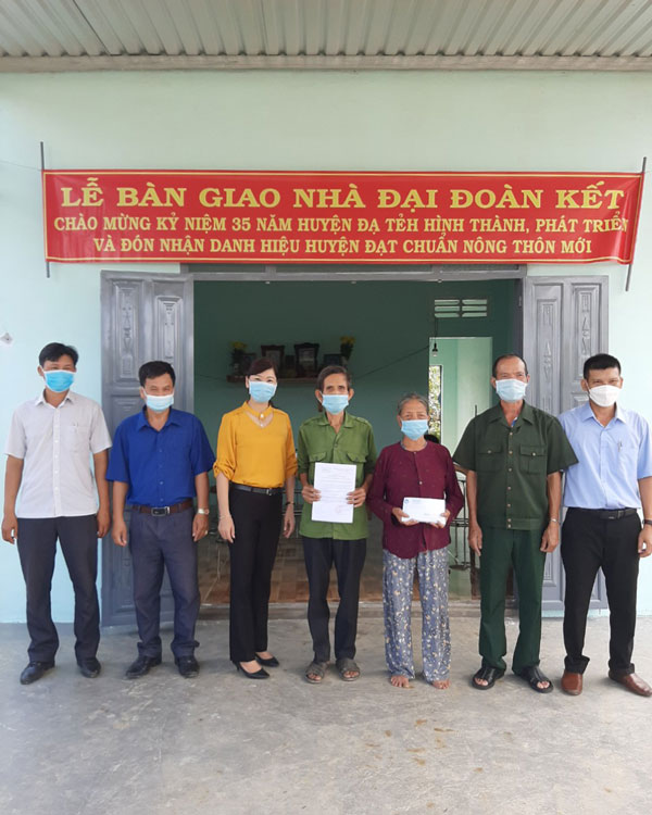 Đạ Tẻh: Bàn giao 2 căn nhà đại đoàn kết
