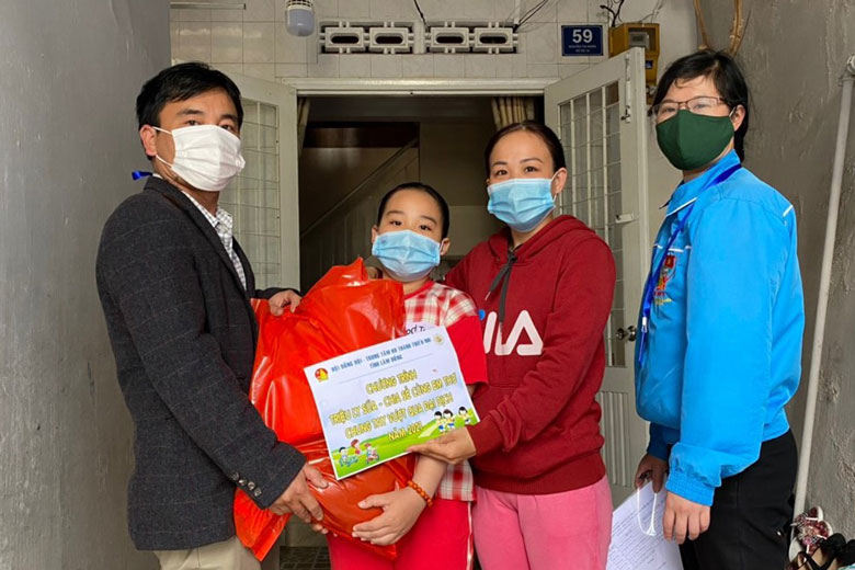 Tặng 60 phần quà cho trẻ em khó khăn