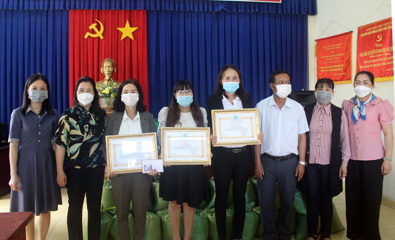 Hội LHPN tỉnh trao tặng bằng khen cho tập thể, cá nhân có thành tích phòng chống dịch Covid-19