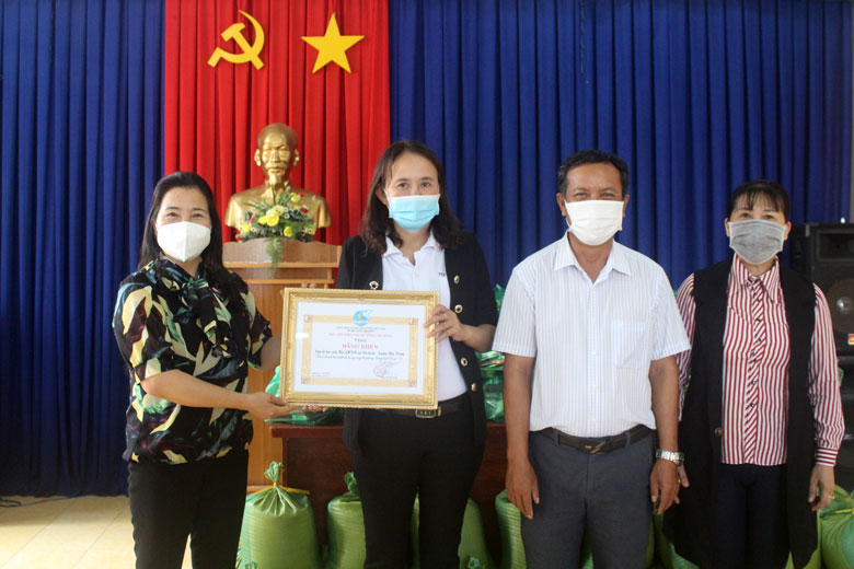Lãnh đạo Hội LHPN tỉnh trao quà cho 35 hội viên có hoàn cảnh khó khăn thông qua Hội LHPN huyện Đức Trọng