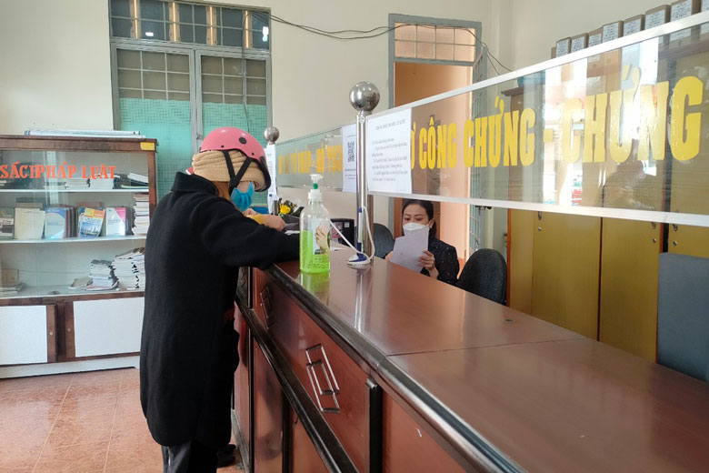 Người dân đến giao dịch tại văn phòng một cửa của xã sáng nay