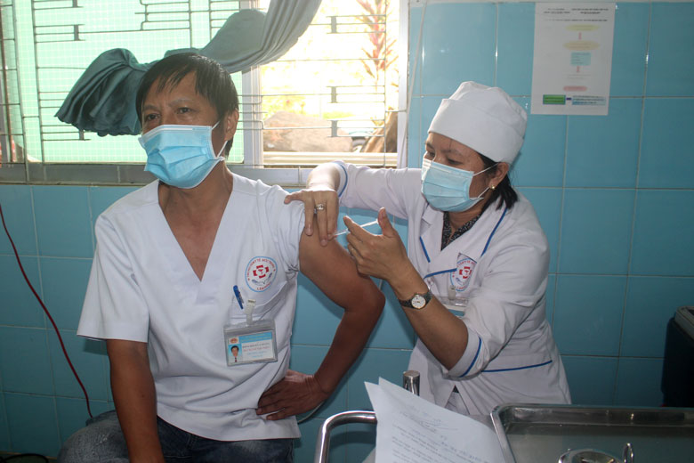 Sau 6 đợt triển khai tiêm vắc xin, huyện Đức Trọng có hơn 9.000 người được tiêm mũi 1 và hơn 700 người được tiêm 2 mũi.