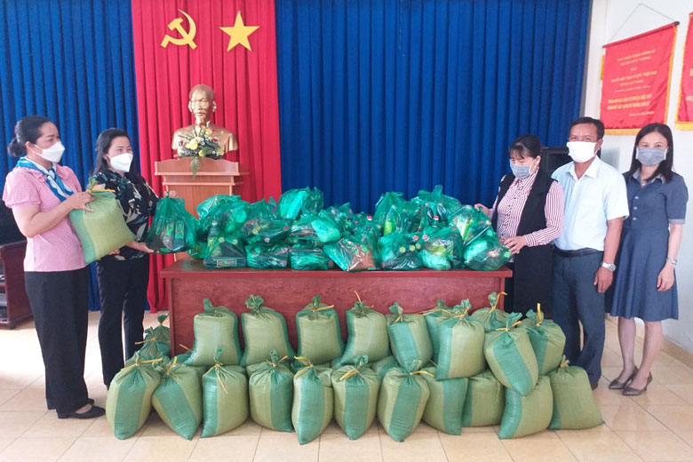 Tặng quà cho hội viên phụ nữ khó khăn