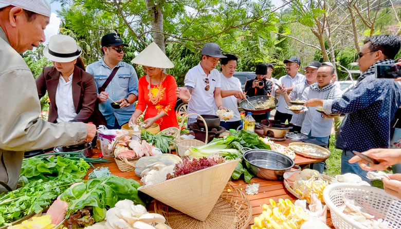 Chế biến món ăn từ nấm ở Khu Du lịch Làng Nấm. Ảnh chụp trước ngày 27/4/2021