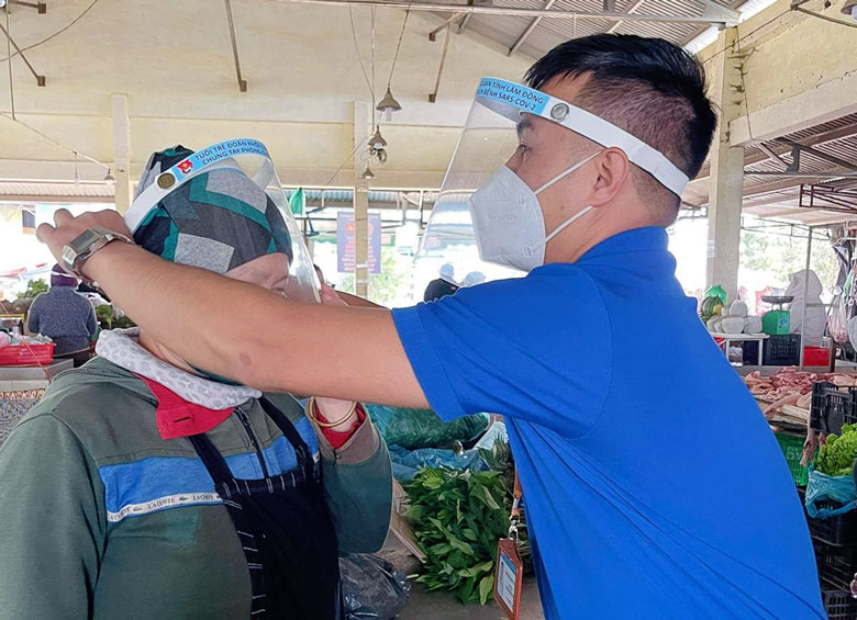 Sáng màu áo xanh ở ''điểm nóng'' chống dịch