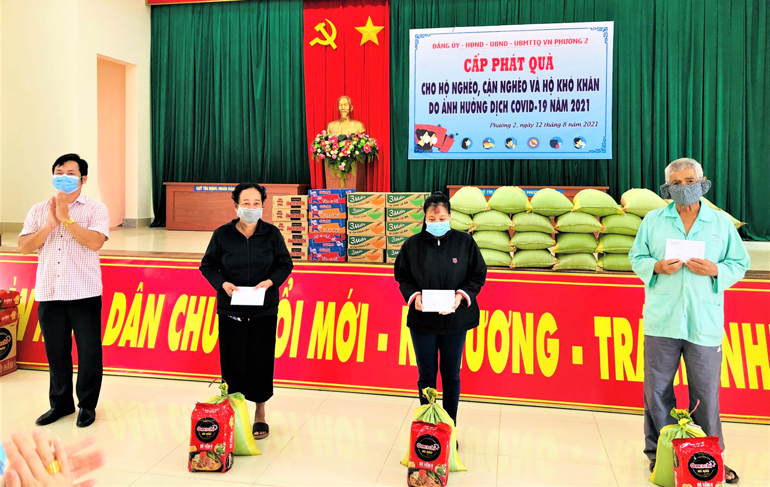 Bảo Lộc: Trao tặng 116 phần quà cho người khó khăn bị ảnh hưởng bởi dịch Covid – 19