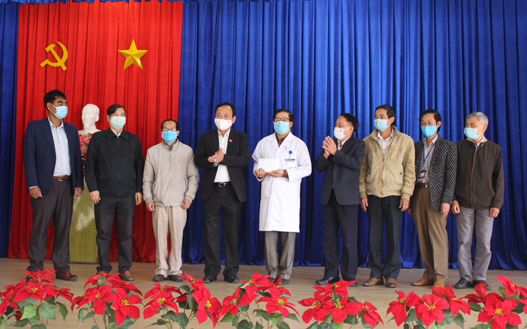 Từ nguồn ủng hộ Quỹ, đại diện lãnh đạo tỉnh đã kịp thời động viên, hỗ trợ lực lượng tuyến đầu phòng chống dịch Covid – 19 là cán bộ, nhân viên Trung tâm CDC tỉnh đang ngày đêm làm nhiệm vụ
