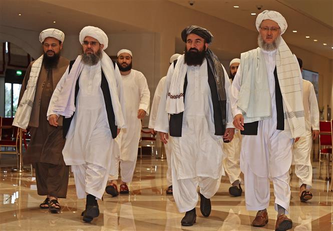 Trưởng phái đoàn Taliban Abdul Salam Hanafi (phải) tới dự vòng đàm phán quốc tế về Afghanistan tại Doha, Qatar, ngày 12/8/2021