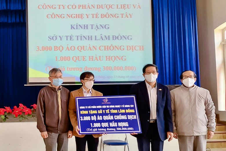 Trao tặng vật tư phòng chống dịch Covid-19