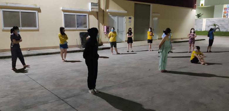 Tụ tập ăn uống, hát karaoke bất chấp quy định phòng chống dịch