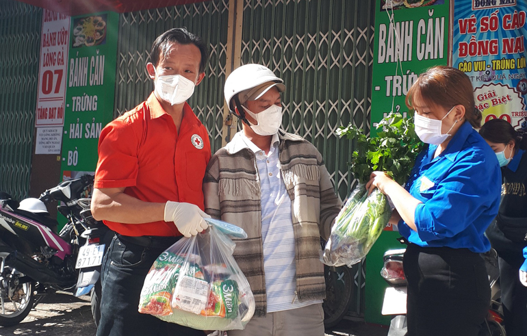 Đà Lạt: Trao quà động viên người khuyết tật, khiếm thị, bán vé số