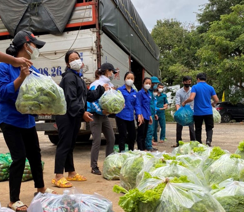 Hỗ trợ 18 tấn nông sản cho các đơn vị trong Quân khu 7