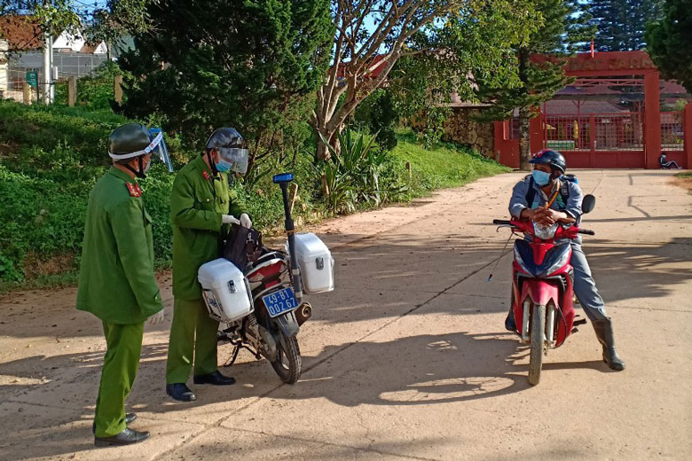 Xử phạt 9 trường hợp không chấp hành biện pháp phòng dịch tại xã Xuân Trường và Trạm Hành
