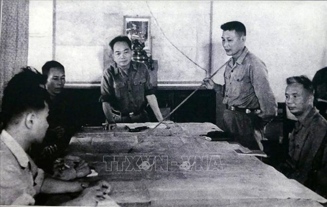 Đại tướng Võ Nguyên Giáp cùng Bộ Tổng tham mưu, Bộ Tư lệnh Miền và Tư lệnh Bộ đội Trường Sơn Đồng Sỹ Nguyên bàn kế hoạch tác chiến, chuẩn bị Chiến dịch Đường 9 - Nam Lào tại một cánh rừng Trường Sơn (1971). Ảnh: Tư liệu