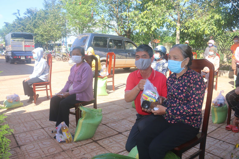 Di Linh: Tặng trên 100 suất quà cho gia đình khó khăn
