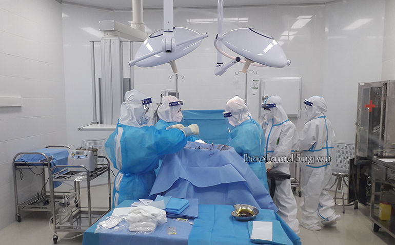 Mổ khẩn cấp thành công cho sản phụ tại khu điều trị bệnh nhân Covid-19