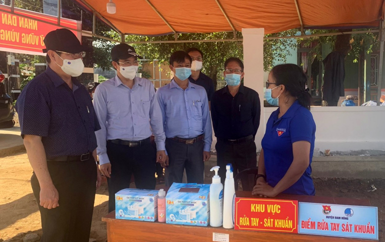 Đồng chí Trần Đình Văn - Phó Bí thư Thường trực Tỉnh ủy, Trưởng đoàn ĐBQH đơn vị tỉnh Lâm Đồng thăm hỏi động viên cán bộ làm nhiệm vụ tại các chốt bảo vệ