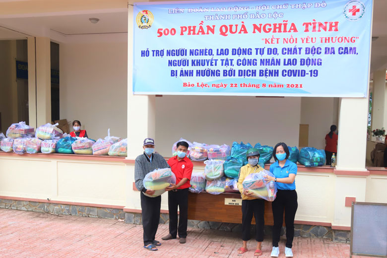 Bảo Lộc: 500 phần quà tặng người khó khăn