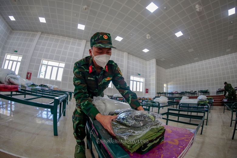 Hiện, Bệnh viện dã chiến đã trang bị xong 78 giường tại khu chờ ra viện, 72 giường khu điều trị bệnh nhân. Cả hai khu này đều được tận dụng từ khối nhà giảng đường của Trung đoàn Bộ binh 994 mới nghiệm thu hoàn thành xây dựng cách đây khoảng 1 tháng