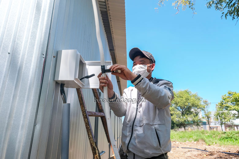 Đơn vị thi công đang khẩn trương đấu nối đường điện các khu vực, hoàn thiện trang thiết bị cho các khu khám sàng lọc, điều trị bệnh nhân nặng và khu nhà chờ ra viện