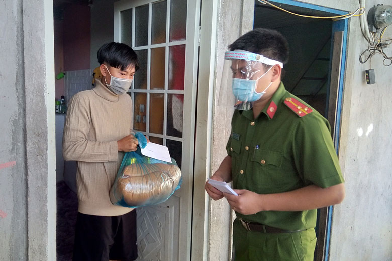 Đà Lạt: Trao 220 suất quà cho người khó khăn do dịch Covid-19