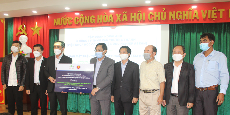Tập đoàn Đầu tư Địa ốc Novaland và Công ty Vạn Trường Thành trao tặng cho Lâm Đồng 120 máy Oxy dòng cao và máy thở trị giá 22,6 tỷ đồng